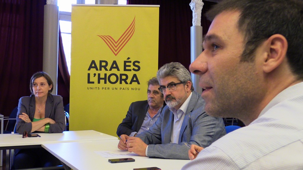 Pep Andreu (esquerra) i Josep Maria Roigé (dreta) en representació de l'AMI