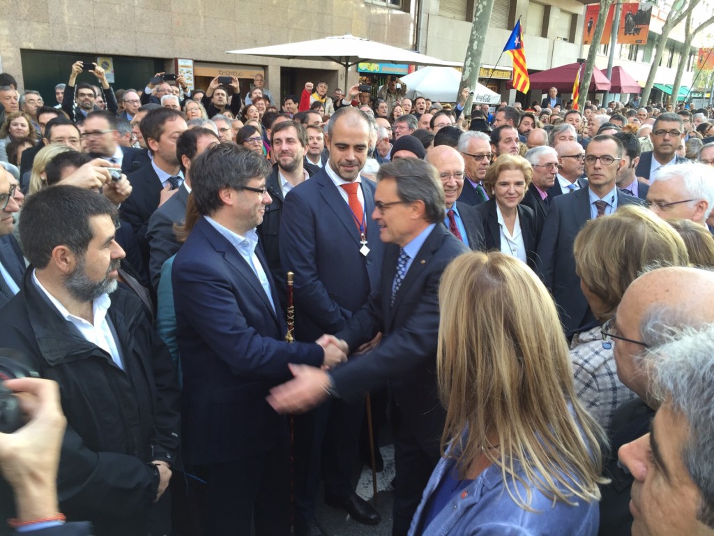 El president Mas saluda Carles Puigdemont, president de l'AMI
