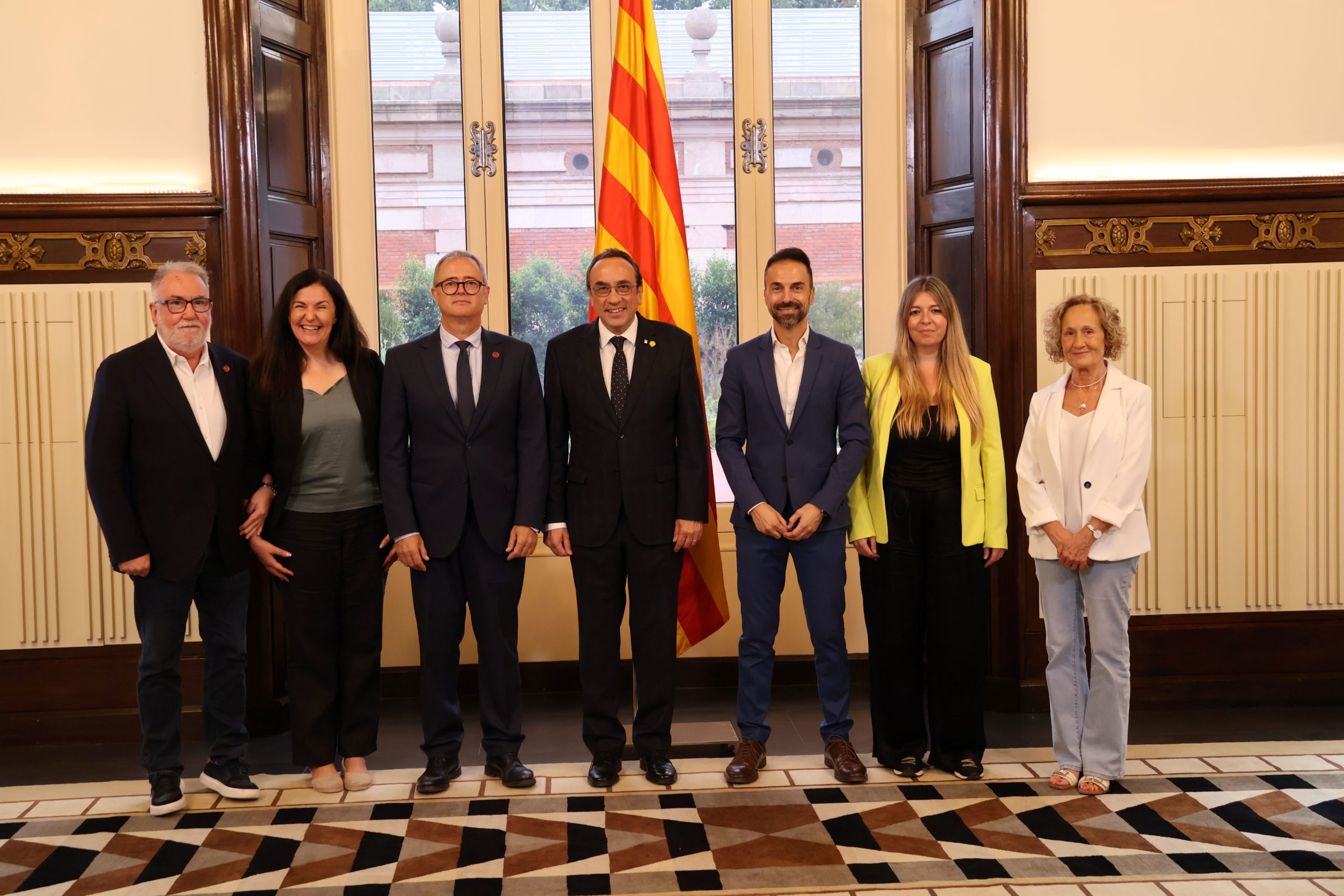 El president del Parlament de Catalunya Josep Rull, amb el president de l'AMI, Salvador Coll, el vicepresident i els membres de l'executiva, Anna Torrentà, Ester Vallès, Rosa Vila i Xavier Masgrau