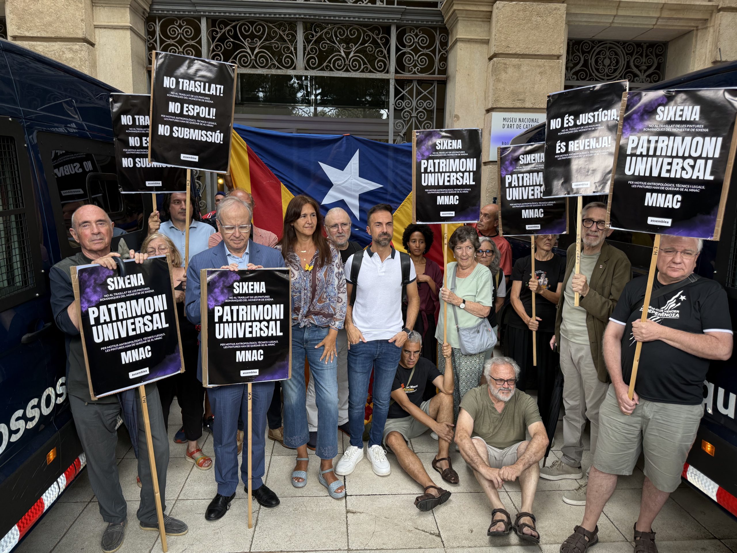 El president de l'AMi, Salvador Coll, al costat d'altres representants polítics i socials davant el MNAC